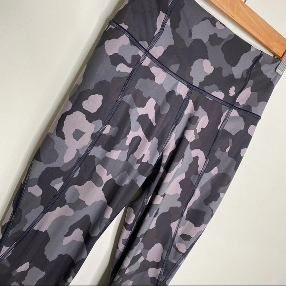 Athleta Supersonic Black Camo Camouflage Lightning 7/8 Tight Leggings Size XS - Picture 3 of 11